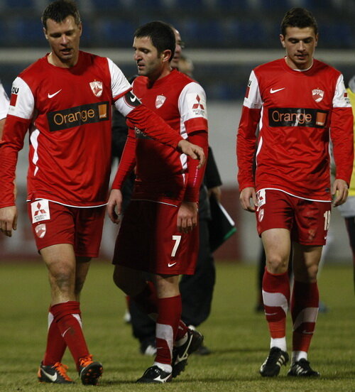 Dinamo n-a făcut transferuri spectaculoase şi a scăzut salariile. Dar e liderul la zi a Ligii 1