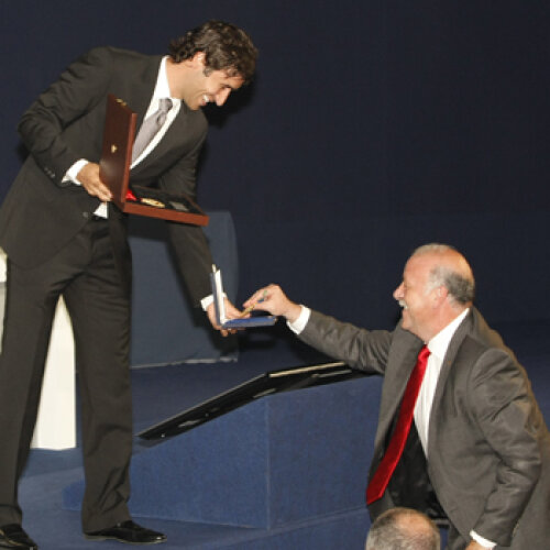 Relaţia dintre Raul şi fostul său antrenor de la Real, del Bosque, a fost una proastă în ultimii 5 ani. În 2012 lucrurile se pot schimba