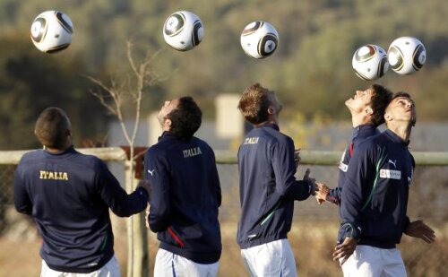 Fotbaliştii care lovesc des mingea cu capul sînt expuşi unor riscuri ce nu trebuie ignorate