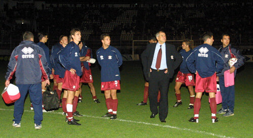În 2001, în prima repriză de prelungiri, PSG a deschis scorul la București, iar în minutul 113 meciul a fost suspendat deoarece nocturna s-a stins