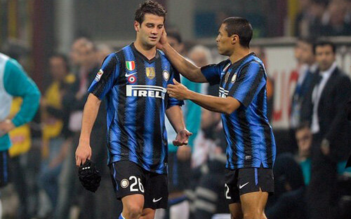 Chivu a intrat în vizorul mai multor cluburi după ce a intrat în ultimele şase luni de contract cu Inter.
