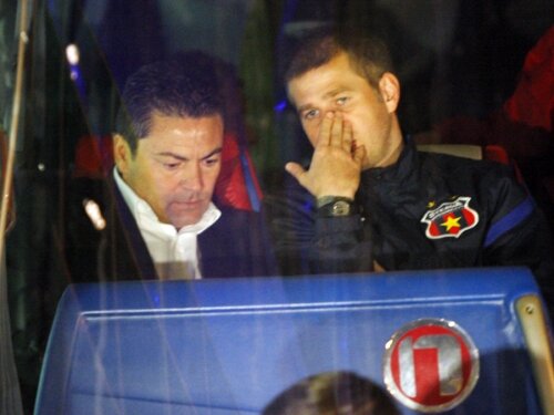 Edi Iordănescu vorbeşte în autocar cu Ilie Stan, antrenorul alături de care a acceptat o revenire la Steaua