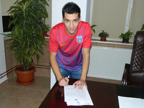 Fotografie făcută ieri în tricoul Stelei,
în timp ce semna contractul care îl
leagă pe 5 ani de clubul din Ghencea. FOTO: steauafc.com