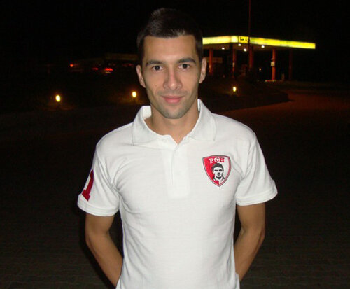 Pîrvulescu purtînd un tricou oferit de suporterii lui Dinamo