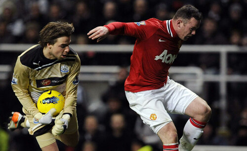 Amendat de Ferguson cu 240.000 de euro pentru indisciplină, Rooney (dreapta) a jucat modest și Ferguson l-a înlocuit