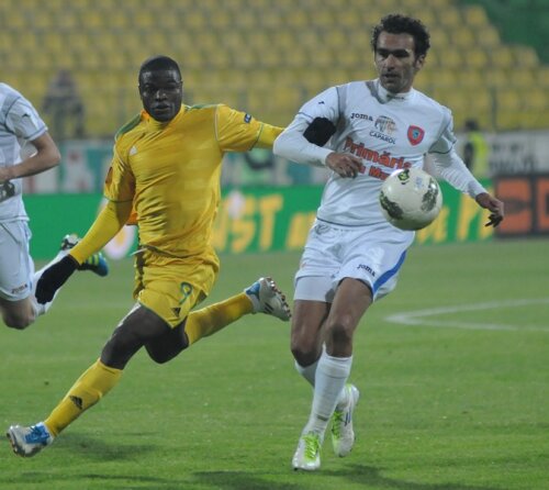 Adrian Iencsi (dreapta) în duel cu vasluianul Yero Bello