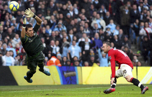 După ce a respins şutul lui Rooney la penalty, Pantilimon plonjează din nou, încercînd să-l blocheze pe atacantul lui United. Nici o şansă!