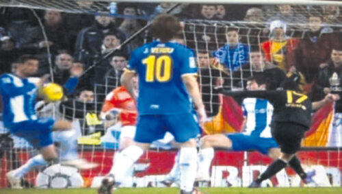 Momentul în care Raul Rodriguez (stînga) oprește cu mîna mingea șutată de Pedro
