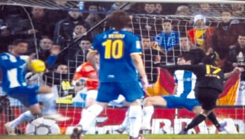 Faza care a încins atmosfera la Espanyol - Barcelona: henţul lui Raul Rodriguez.