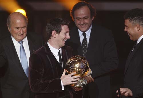 Messi, Balonul de Aur şi alte două legende ale fotbalului: Platini şi Ronaldo.