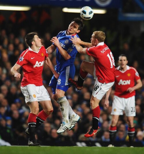 Ratarea aducerii lui Frank Lampard (în albastru) l-a forţat pe Sir Alex Ferguson să îl reintroducă în planurile echipei pe Paul Scholes (foto:Getty)
