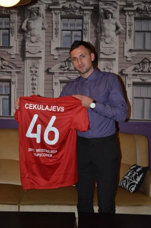Cekulajevs și tricoul comemorativ cu reușitele sale