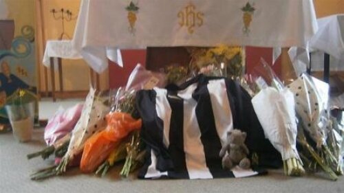 Flori și jucării s-au depus în locurile unde a fost omagiat Liam Wood