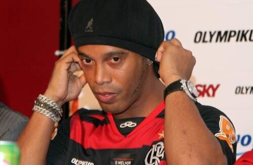 La prezentarea la Flamengo, Dinho a fost aclamat de 20.000 de fani. Acum pare părăsit