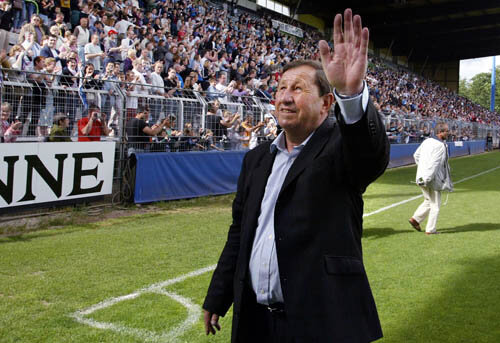 Guy Roux, un antrenor iubit de fanii lui Auxerre şi apreciat de preşedinţii Franţei: în 1999, Chirac l-a ridicat la rangul de Cavaler al Legiunii de Onoare. În 2008, Sarkozy l-a numit Ofiţer al aceluiaşi ordin