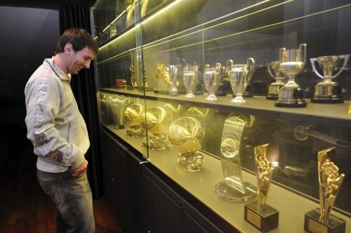 Messi și vitrina cu trofeele sale