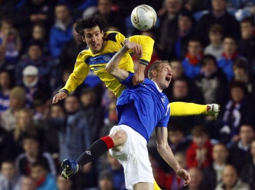 Goian (în albastru), titular cu St. Jonhstone (foto: Reuters)