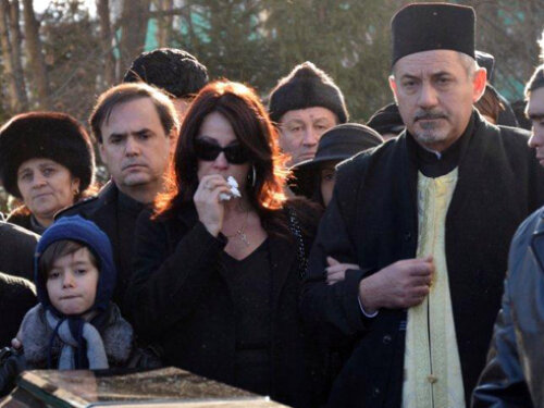 Nadia nu şi-a putut potoli lacrimile la înmormîntarea tatălui său. (Foto: www.onesti.ro)
