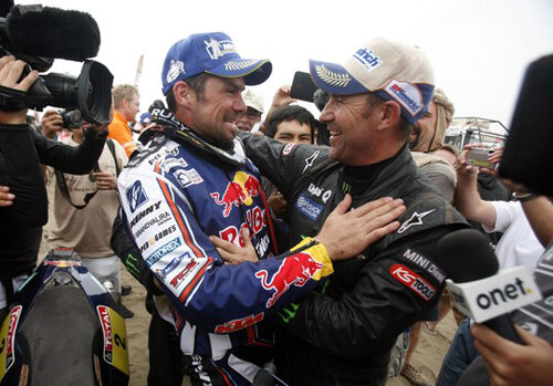 Cyril Despres (stînga) şi Stephane Peterhansel (dreapta), campionii din acest an de la raliul Dakar