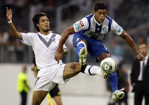 Urmărit din tribună de Ciobotariu, Anderson Santana(în alb) a marcat