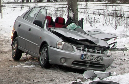 Autoturismul în care se aflau cei patru militari după descarcerare.