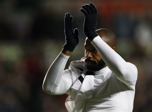 Thierry Henry i-a aplaudat pe fani imediat după fluierul final, moment urmat de o dispută verbală cu aceştia (foto: Reuters)