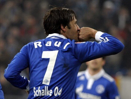 Golgeter all-time al Realului și al Ligii, Raul sărută inelul după fiecare reușită, dedicată soției cu care are 5 copii