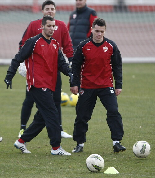 Alex Curtean(stînga) va juca cel mai probabil mijlocaş stînga în echipa lui Ciobotariu