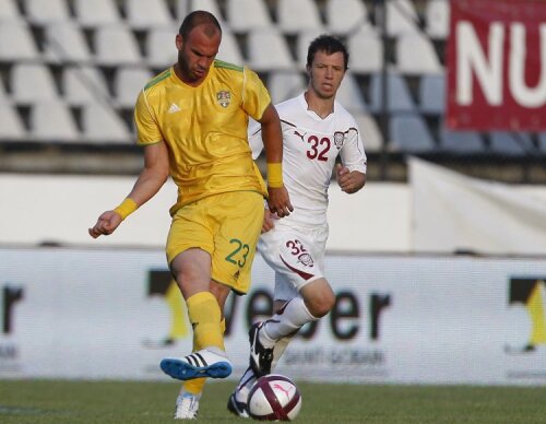 Pavlovici (aici, în duel cu Apostol) s-a înţeles cu Rapid pentru un transfer în Grant