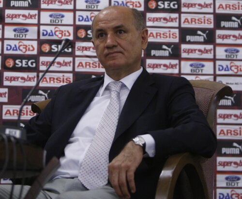 George Copos le reaminteşte fotbaliştilor lui Răzvan Lucescu faptul că sînt plătiţi mai bine decît dinamoviştii şi steliştii