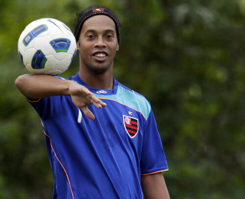 Neplătit de 3 luni, Ronaldinho sare dimineața și peste antrenamente, dormind în cantonament