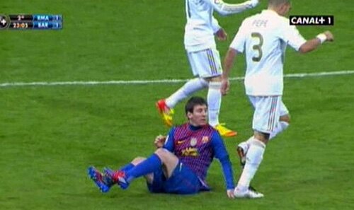 Momentul în care Pepe l-a călcat pe mînă pe Messi