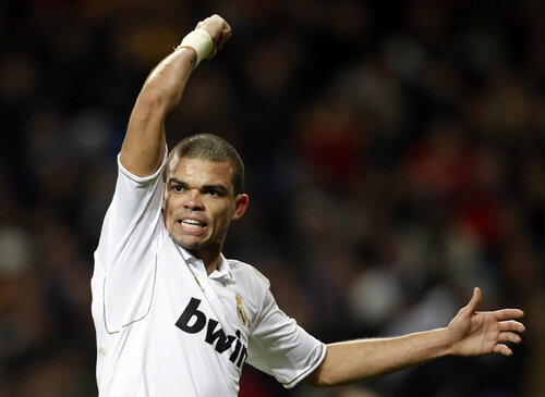 Pepe a scăpat de cartonașul roșu meritat în ultimul El Clasico, dar nu și de mînia lui Mourinho