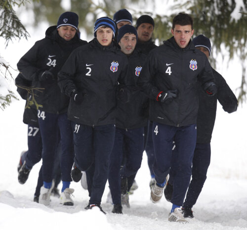 Jucătorii Stelei antrenîndu-se în Poiana Braşov