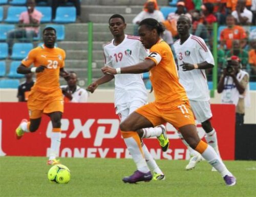 Drogba (la minge) a decis meciul ivorienilor contra Sudanului