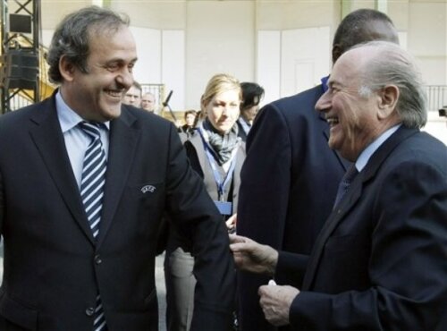 Platini (stînga) poate fi urmaşul lui Sepp Blatter la şefia FIFA (foto: AP)