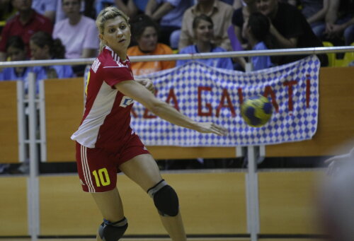 Roxana Han a decis să joace în continuare în liga 1 de handbal de la noi. Cealaltă handbalist pusă pe lista de transferuri, Geiger, vrea să plece în străinătate. Oltchim cere bani pe ea la un transfer 