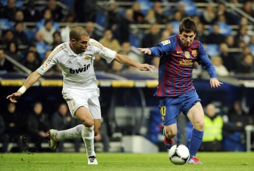 Pepe în duel cu Lionel Messi Foto: Daylife.com