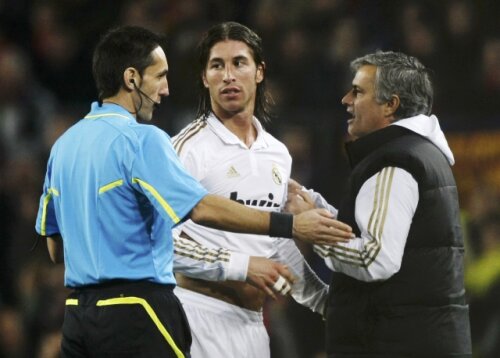 Mourinho a protestat de cîteva ori la adresa ”centralului” Teixeira Vitienes Foto: Reuters