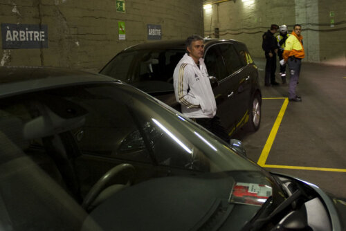 Mourinho în parcare, așteptînd arbitrii Foto: elmundodeportivo.es
