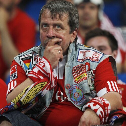 Încă un motiv de iritare pentru fanii lui Bayern după eşecul cu Gladbach (1-3). Foto: Reuters