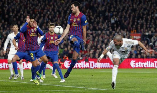 Minutul 18 în El Clasico: Pepe deviază cu capul, iar Busquets blochează mingea cu braţul drept. Penalty!, a cerut Real. Nu s-a dat
Foto: Agerpres