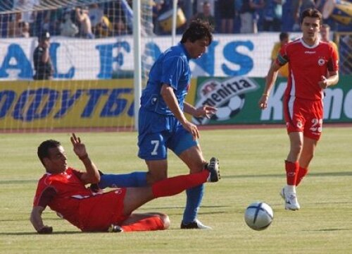 Jucătorii lui Levski (în albastru) vor da piept cu Steaua duminică seară