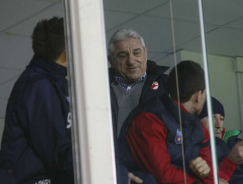 Ioan Becali a venit la meci îmbrăcat
cu o geacă aparținînd clubului Dinamo, cu sigla “cîinilor” pe ea