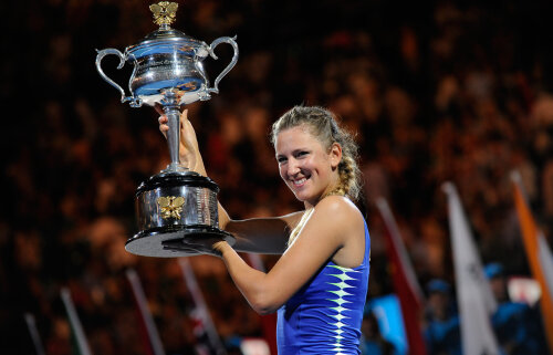 Victoria Azarenka a cîştigat trofeul de la Antipozi, după ce a umilit-o pe Maria Şarapova, scor 6-3, 6-0 (foto: australianopen.com)