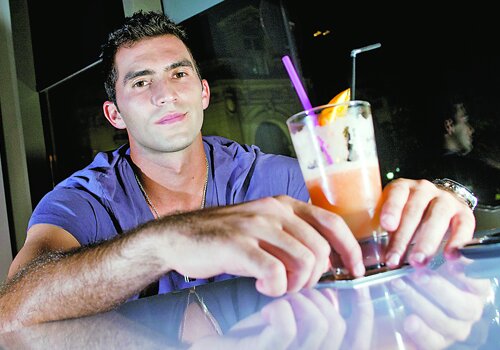 Horia, la un cocktail, într-o cafenea.