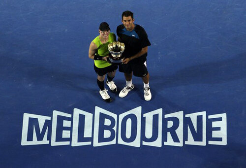 Horia Tecău cu trofeul cucerit la Australian Open.