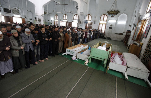 Conform tradiției musulmane, victimelor li s-a ținut ieri o slujbă și apoi au fost înmormîntate