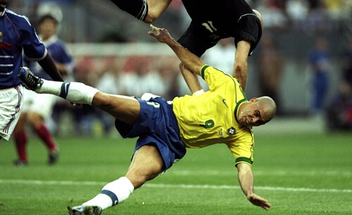 Epuizat, Ronaldo nu rezistă la ciocnirea cu portarul francez Barthez, în finala CM 1998