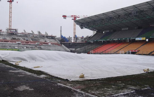 Terenul stadionului ”Geoffroy Guichard” a rămas înghețat în ciuda măsurilor de protecție